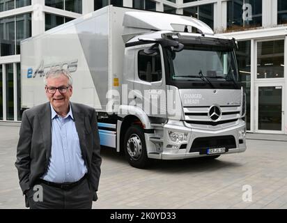 13 settembre 2022, Baden-Wuerttemberg, Leinfelden-Echterdingen: Martin Daum, CEO del costruttore di veicoli commerciali Daimler Truck, si trova di fronte a un camion eActros presso la sede centrale della società vicino Stoccarda. Foto: Bernd Weißbrod/dpa Foto Stock