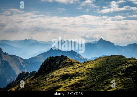 Panorama delle montagne e delle nuvole. Paesaggio di Rochers de Naye, Montreux, Svizzera in estate. Ambiente tranquillo. Foto Stock