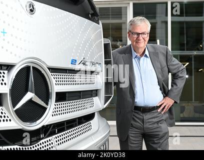 13 settembre 2022, Baden-Wuerttemberg, Leinfelden-Echterdingen: Martin Daum, CEO del costruttore di veicoli commerciali Daimler Truck, si trova di fronte a un camion eActros presso la sede centrale della società vicino Stoccarda. Foto: Bernd Weißbrod/dpa Foto Stock