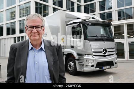 13 settembre 2022, Baden-Wuerttemberg, Leinfelden-Echterdingen: Martin Daum, CEO del costruttore di veicoli commerciali Daimler Truck, si trova di fronte a un camion eActros presso la sede centrale della società vicino Stoccarda. Foto: Bernd Weißbrod/dpa Foto Stock