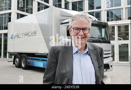 13 settembre 2022, Baden-Wuerttemberg, Leinfelden-Echterdingen: Martin Daum, CEO del costruttore di veicoli commerciali Daimler Truck, si trova di fronte a un camion eActros presso la sede centrale della società vicino Stoccarda. Foto: Bernd Weißbrod/dpa Foto Stock