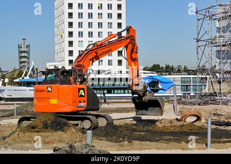 Anversa, Belgio - Agosto 2022: Scavatore meccanico che lavora in un cantiere vicino al centro della città Foto Stock