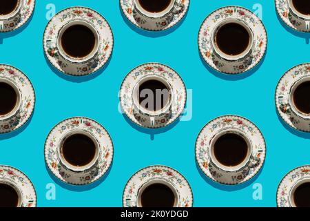 Tazze di caffè,pattern design concept-tazze di caffè sul vassoio in legno e  decorazioni di Natale Foto stock - Alamy