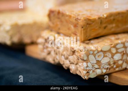 Sorbetto con noci al banco al mercato alimentare locale estivo Foto Stock