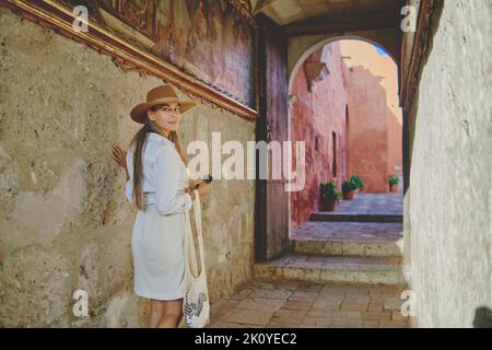 Giovani turisti in visita al Monastero di Santa Catalina, Convento de Santa Catalina, Arequipa, Perù. Sud America Foto Stock