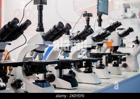 Microscopi medici professionali in laboratorio scientifico, esposizione Foto Stock