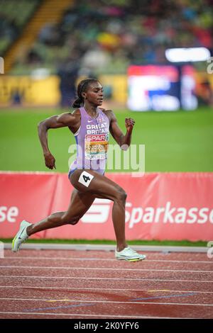 Dina Asher-Smith partecipa ai 200 metri del Campionato europeo di Atletica di Monaco 2022. Foto Stock