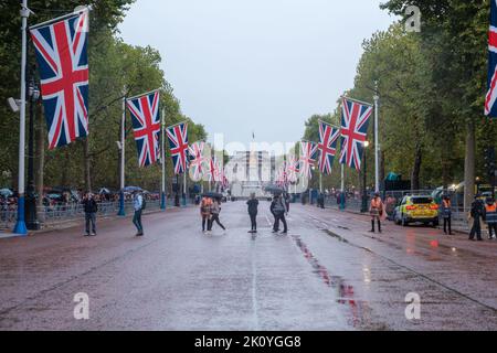 Mentre il corpo della Regina viene restituito a Buckingham Palace per l'ultima volta, i repubblicani britannici tengono i segni anti-monarchia dopo Barrister, Pa Foto Stock