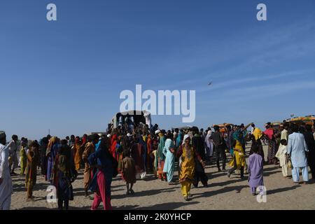 Le persone colpite dalle inondazioni ricevono aiuti a Sehwan, provincia di Sindh, Pakistan, 01 settembre 2022. Secondo la National Disaster Management Authority Foto Stock