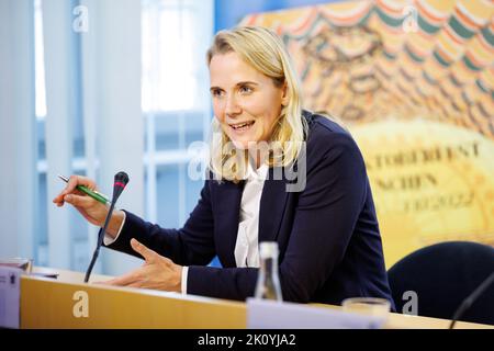 Monaco, Germania. 14th Set, 2022. Hanna Sammüller-Gradl, Kreisverwaltungsreferentin der Landeshauptstadt München, interviene in una conferenza stampa tenuta dalla polizia di Monaco e dal Kreisverwaltungsreferat München sulle misure di sicurezza e di traffico per l'Oktoberfest 187th di Monaco di Baviera 2022. Credit: Matthias Balk/dpa/Alamy Live News Foto Stock