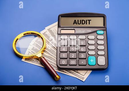 Verifica e verifica dell'integrità prima dell'investimento. Utilizzo di una calcolatrice per calcolare i risultati finanziari dell'azienda, le imposte, la contabilità, le statistiche e. Foto Stock