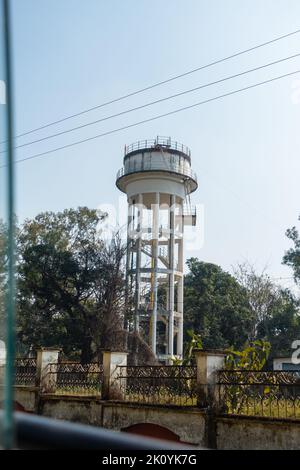 13th 2022 febbraio, Dehradun City Uttarakhand India. Un alto serbatoio dell'acqua in cemento con colonne e scale. Foto Stock