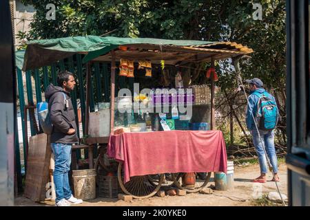 13th 2022 febbraio, Dehradun City Uttarakhand India. La gente ad una bancarella del tè di lato della strada e luogo di rinfresco in zona rurale dell'India del nord. Foto Stock