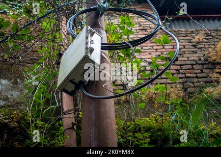 Aprile 13th 2022, Dehradun City Uttarakhand India. Jio Fiber Optics 5g Internet Service Distribution box con collegamenti su un polo elettrico. Foto Stock