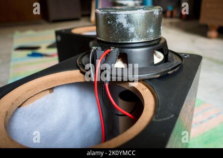 Aprile 13th 2022, Dehradun City Uttarakhand India. Un altoparlante smontato con cablaggio esposto e driver dell'unità subwoofer con un magnete grande. Foto Stock