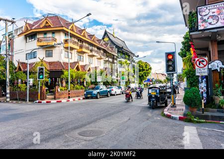 CHIANG mai, THAILANDIA - 3.11.2019: Vista della strada nella città di Chiang mai, Thailandia. Auto, biciclette, tuk tuk e più veicoli su strada. Negozi di strada e s Foto Stock