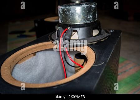 Aprile 13th 2022, Dehradun City Uttarakhand India. Un altoparlante smontato con cablaggio esposto e driver dell'unità subwoofer con un magnete grande. Foto Stock