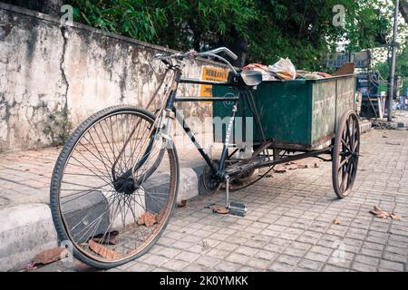 Aprile 13th 2022, Dehradun City Uttarakhand India. Uno scatto in primo piano di un triciclo utilizzato dagli operatori sanitari per il trasporto di rifiuti su strada nel cit Foto Stock