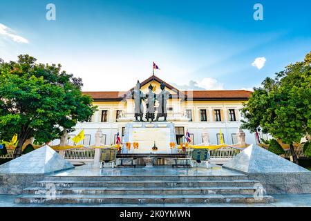 CHIANG mai, THAILANDIA - 3.11.2019: Municipio di Chiang mai con la statua di tre re durante il tramonto bello e magico. Scultura antica, tailandese spirituale Foto Stock