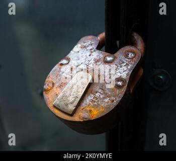 Editoriale datato :2nd giugno 2020 luogo : Dehradun Uttarakhand India Un primo piano di una vecchia serratura fatta a mano sul cancello anteriore chiuso. Foto Stock