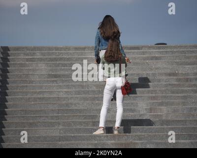 Due ragazze scattano le foto sulle scale a Milano. Foto Stock