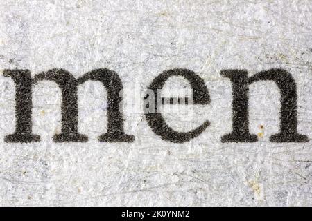 Vista microscopica della parola uomo stampata su carta per giornale Foto Stock