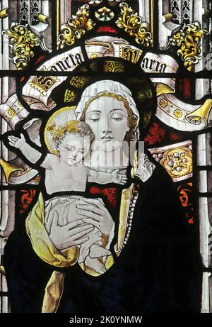 Vetrata di Percy Bacon & Brothers raffigurante la Beata Vergine Maria e Gesù Bambino, la Chiesa di San Sidwell, Lanest, Cornovaglia Foto Stock