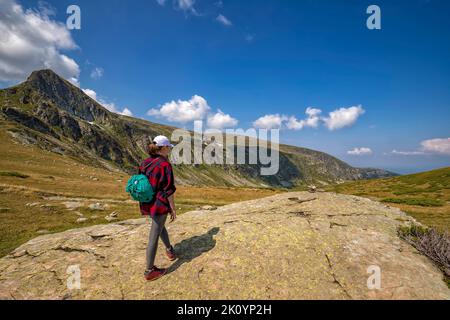 Una giovane ragazza gode di una bella vista. Escursioni in montagna. Foto Stock