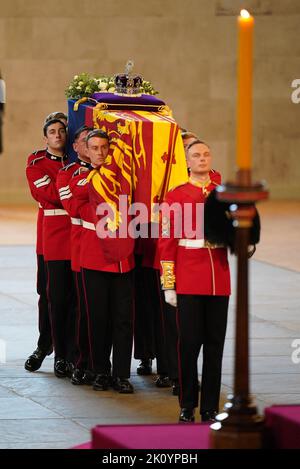 Il partito portatore trasporta la bara della regina Elisabetta II nella Westminster Hall, Londra, dove si trova in stato prima del suo funerale di lunedì. Data immagine: Mercoledì 14 settembre 2022. Foto Stock