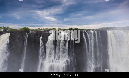 Victoria Falls nella stagione delle piogge con un sacco di acqua e nebbia - colpo frontale. Foto Stock