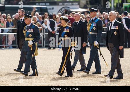 LONDRA - Settembre 14: La processione della bara della Regina Elisabetta II passa attraverso la Horse Guards Parade, viaggiando da Buckingham Palace a Westminster Hall. A piedi dietro la bara ci sono il Principe Guglielmo e Harry, il Principe Edoardo, il Principe Andrea, la Principessa Anna, insieme al Re Carlo III, mentre viene portato su una carrozza da armi, seguita da altri membri della Famiglia reale, il 14 settembre 2022. Credit: David Levenson/Alamy Live News Foto Stock