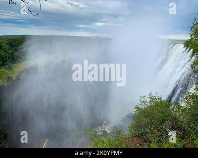 Cascate Vittoria nella stagione delle piogge con molta acqua e nebbia Foto Stock