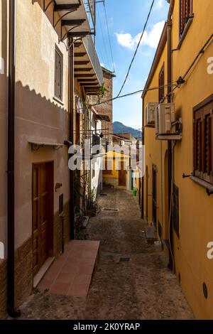 Cefalu, Sicilia - Italia - 7 luglio 2020: Piccola strada tipica di Cefalu in Sicilia Foto Stock