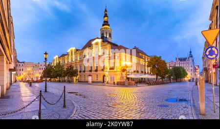 Piazza del mercato durante l'ora blu mattutina nella città vecchia di Swidnica, Slesia, Polonia. Foto Stock
