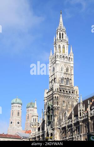 Vista del Municipio (Rathaus) nella piazza della città vecchia, Marienplatz a Monaco di Baviera, Germania, a settembre 2021 Foto Stock