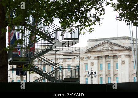 Strutture temporanee e lavoratori sono contagliati contro Buckingham Palace a Londra in vista delle celebrazioni del Platinum Jubilee. Foto Stock