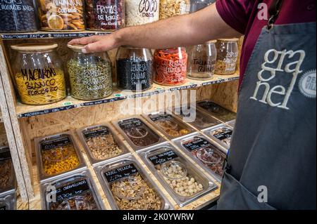 Madrid, Spagna. 14th Set, 2022. Un lavoratore di un negozio di prodotti biologici che raccoglie la pasta da un vaso. La siccità, le condizioni meteorologiche avverse e le alte temperature, insieme alla situazione di guerra in Ucraina, minacciano un aumento del prezzo delle materie prime agricole. I principali cereali e legumi indicano un aumento di oltre il 10 per cento secondo diverse associazioni di agricoltori. Credit: Marcos del Mazo/Alamy Live News Foto Stock