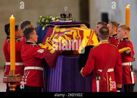 Il partito portatore trasporta la bara della regina Elisabetta II nella Westminster Hall, Londra, dove si trova in stato prima del suo funerale di lunedì. Data immagine: Mercoledì 14 settembre 2022. Foto Stock