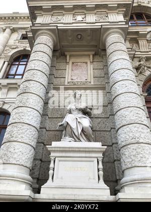 Scultura di 'Malerei' ('Pittura') sulla facciata dell'edificio principale del Museo Kunsthistorisches (Museo delle Arti) a Vienna, Austria Foto Stock