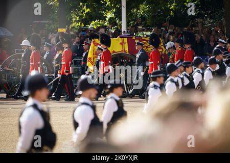 LONDRA - SETTEMBRE 14: La processione della bara della Regina Elisabetta II attraversa la Horse Guards Parade, viaggiando da Buckingham Palace a Westminster Hall. Dietro la bara si trovano il Principe Guglielmo e Harry, il Principe Edoardo, il Principe Andrea, la Principessa Anna, insieme al Re Carlo III, mentre viene portato su una carrozza da armi, seguito da altri membri della Famiglia reale, il 14 settembre 2022. Foto di David Levenson Foto Stock