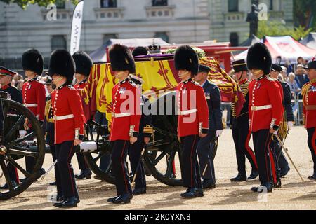 LONDRA - SETTEMBRE 14: La processione della bara della Regina Elisabetta II attraversa la Horse Guards Parade, viaggiando da Buckingham Palace a Westminster Hall. Dietro la bara si trovano il Principe Guglielmo e Harry, il Principe Edoardo, il Principe Andrea, la Principessa Anna, insieme al Re Carlo III, mentre viene portato su una carrozza da armi, seguito da altri membri della Famiglia reale, il 14 settembre 2022. Foto di David Levenson Foto Stock