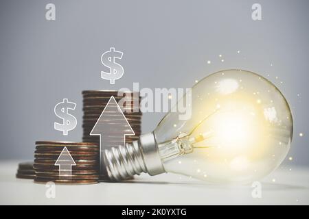 Crescita economica e degli investimenti negli Stati Uniti d'America. Lampadina come idea con pile di monete e frecce su. Foto Stock