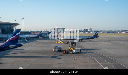 MOSCA, RUSSIA - 08 LUGLIO 2022: L'aeroporto internazionale Sheremetyevo è l'aeroporto più trafficato della Russia. Flotta di compagnie aeree a Mosca. Manutenzione degli aeromobili al Foto Stock