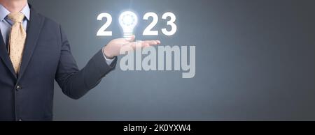 Obiettivi aziendali e tecnologici fissare gli obiettivi e il raggiungimento nel 2023 la risoluzione del nuovo anno, la pianificazione e l'avvio di strategie e idee. Anno nuovo 2023 concep Foto Stock