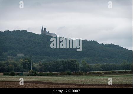 Bad Staffelstein, Germania. 14th Set, 2022. Cielo nuvoloso sul Monastero di Banz. Pioggia continua attesa in Franconia. Credit: Daniel Vogl/dpa/Alamy Live News Foto Stock