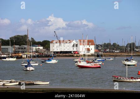 Città costiera inglese di Woodbridge sul fiume Deben, Suffolk, East Anglia, Inghilterra, con barche ormeggiate Foto Stock