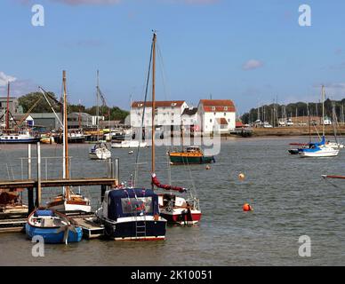 Città costiera inglese di Woodbridge sul fiume Deben, Suffolk, East Anglia, Inghilterra, con barche ormeggiate Foto Stock