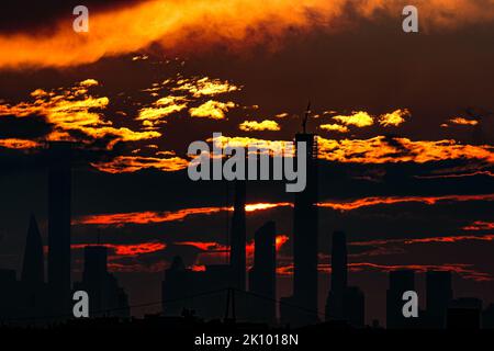 New York, Stati Uniti. 03rd Set, 2019. Il sole che tramonta dietro lo skyline visto da Queens a New York creando una luce arancione e radiosa in agosto Credit: Independent Photo Agency/Alamy Live News Foto Stock