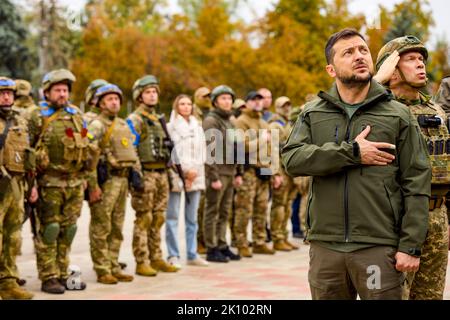 Nel corso di una visita a Izyum, nella regione Ucraina di Kharkiv, il presidente Volodymyr Zelensky ha incontrato le sue truppe e ha sottolineato che i residenti di tutti i territori temporaneamente occupati dell'Ucraina, compresa la Crimea, dovrebbero sapere che l'Ucraina ritornerà sicuramente lì, e con essa, tornerà una vita piena. Foto: Ufficio stampa presidenziale Ucraina. Foto Stock