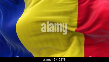 Vista ravvicinata della bandiera nazionale rumena che sventola nel vento. La Romania è un paese situato al crocevia dell'UE centrale, orientale e sudorientale Foto Stock
